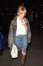 KYLIE MINOGUE Arrives at Town House Restaurant in London
