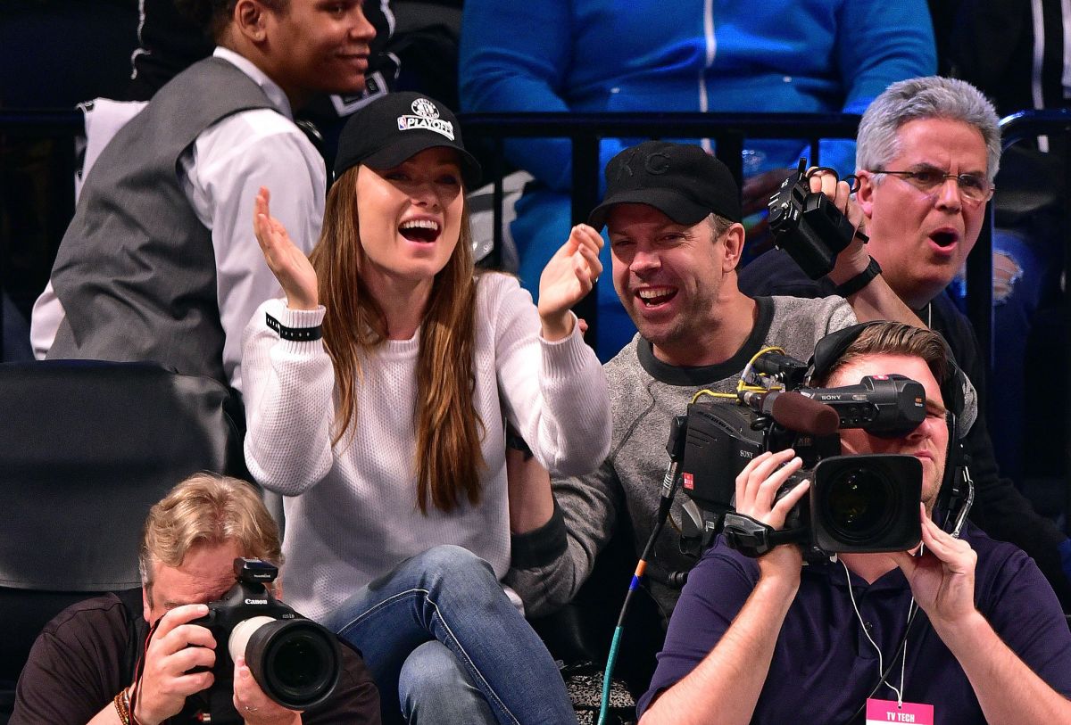 OLIVIA WILDE and Jason Sudeikis at Brooklyn Nets Game in New York OLIVIA WILDE and Jason Sudeikis at Brooklyn Nets Game in New York