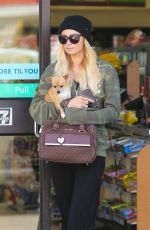 PARIS HILTON at 7 EBen in Beverly Hills