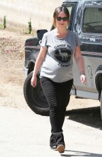 Pregnanr JENNIFE LOVE HEWITT Out and About in Santa Monica