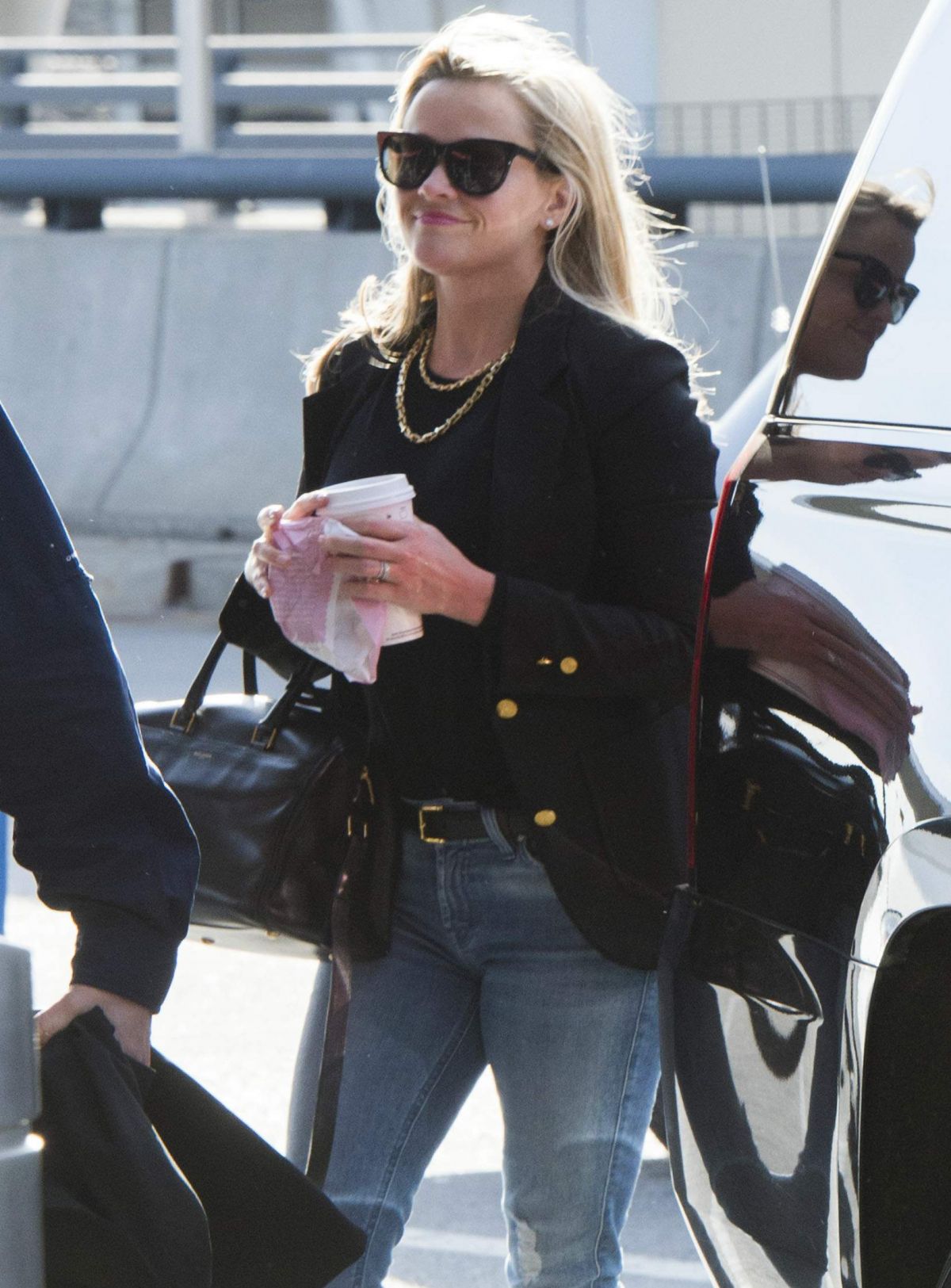 REESE WITHERSPOON at JFK Airport in New York REESE WITHERSPOON at JFK Airport in New York