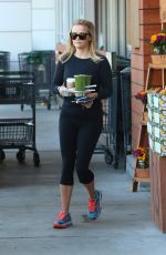 REESE WITHERSPOON Lleaves a Grocery Store in Santa Monica