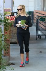 REESE WITHERSPOON Picks Up Some Drinks Out in Santa Monica