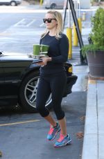 REESE WITHERSPOON Picks Up Some Drinks Out in Santa Monica