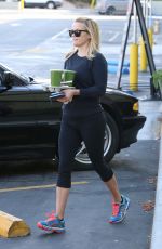 REESE WITHERSPOON Picks Up Some Drinks Out in Santa Monica