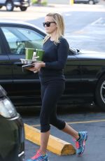 REESE WITHERSPOON Picks Up Some Drinks Out in Santa Monica