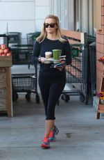 REESE WITHERSPOON Picks Up Some Drinks Out in Santa Monica