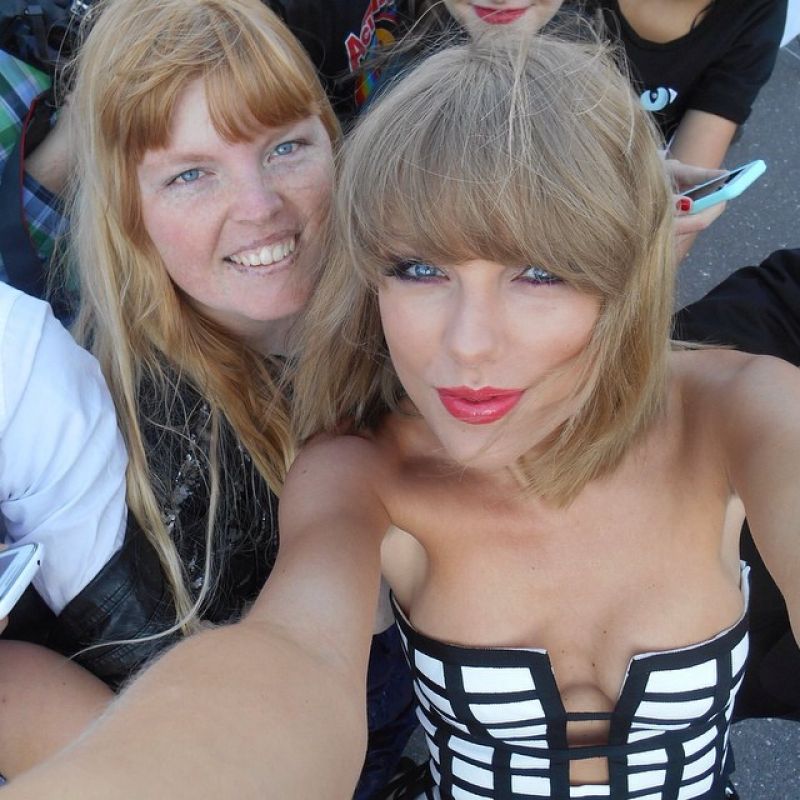 TAYLOR SWIFT - Selfie with a Fan at German Radio Awards. 