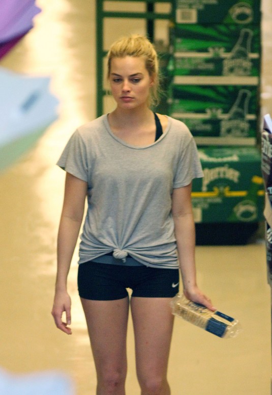 MARGOT ROBBIE Shopping at Whole Foods in Toronto