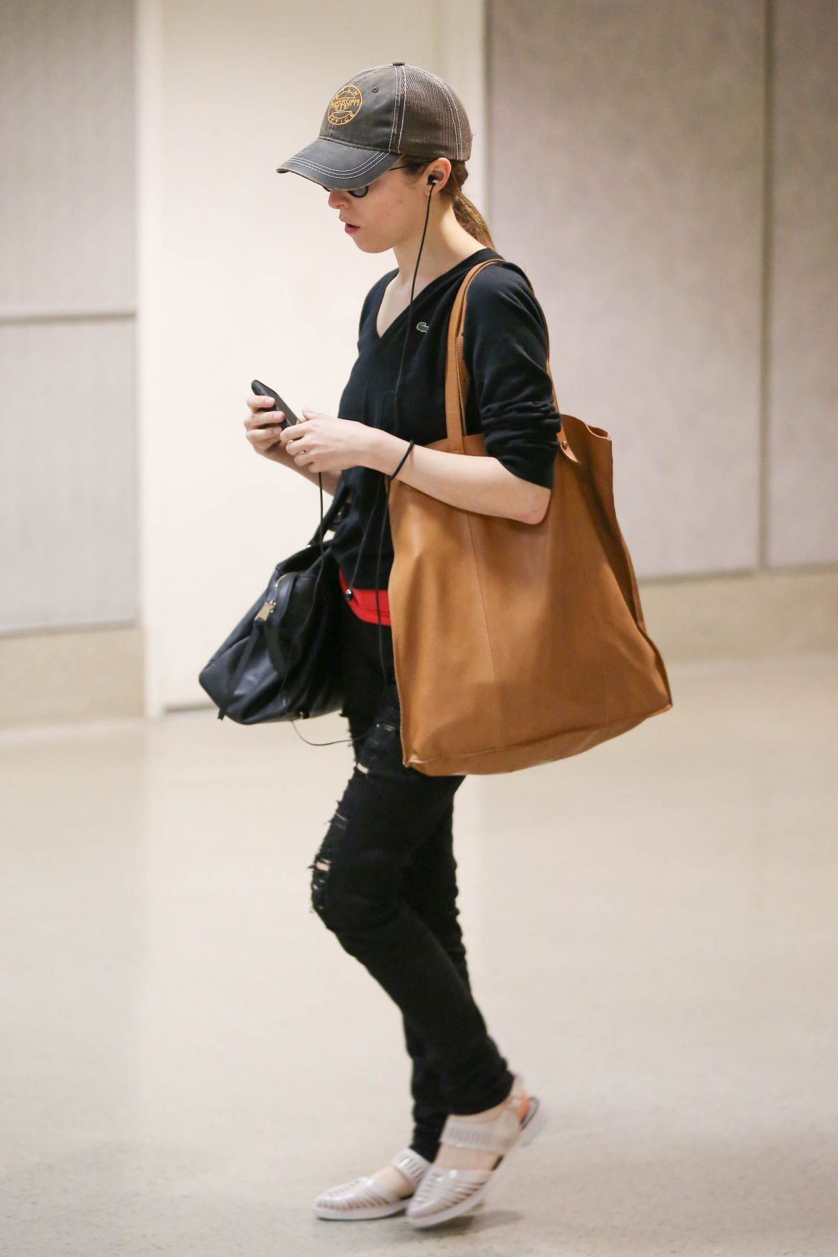 ANNA KENDRICK Arrives at Los Angeles International Airport 05/29/2015 ANNA KENDRICK Arrives at Los Angeles International Airport 05/29/2015