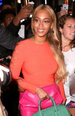 BEYONCE KNOWLES Leaves Her Office Building in New York 05/14/2015