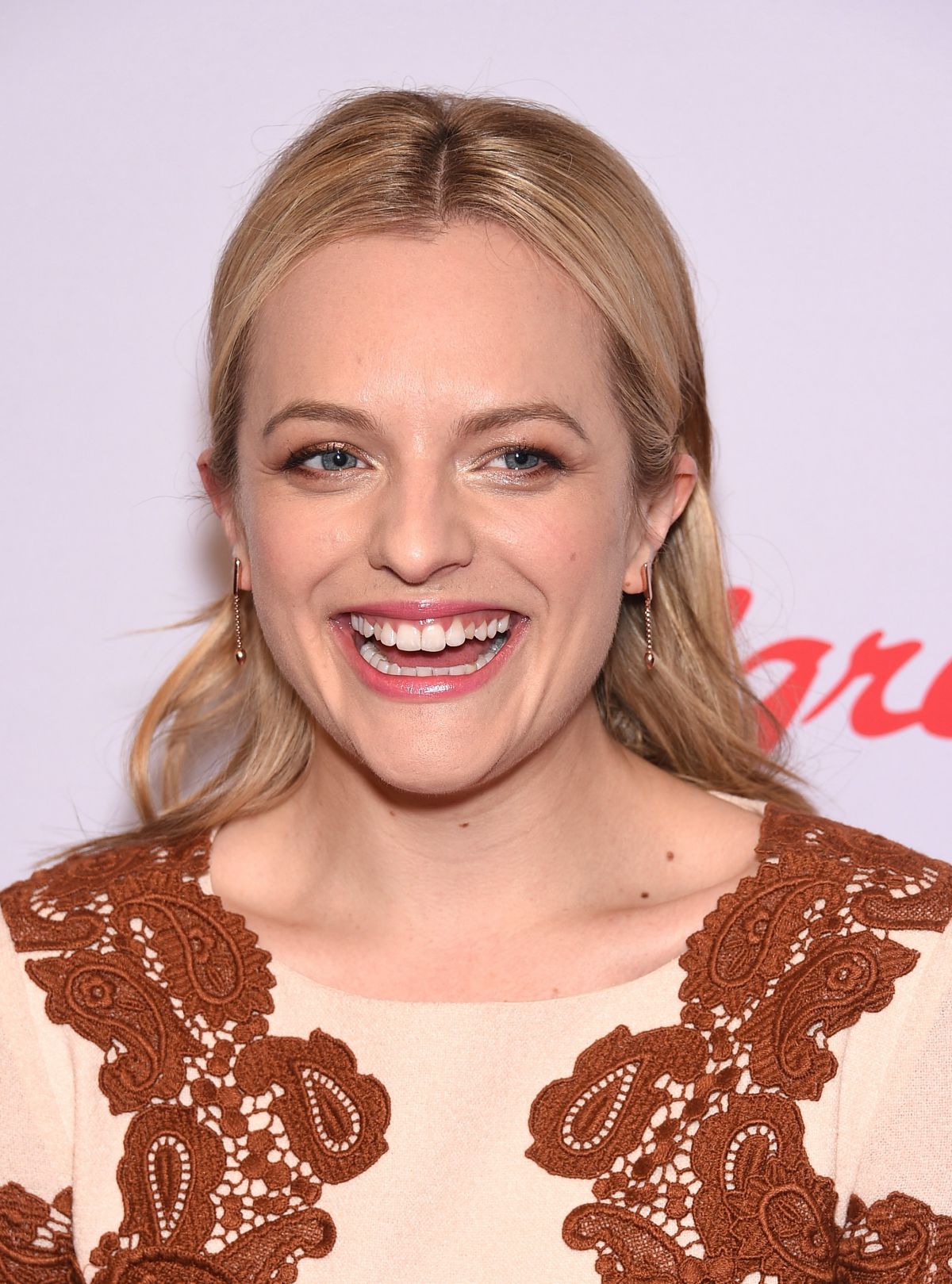 elisabeth-moss-at-red-nose-day-charity-event-in-new-york_4.
