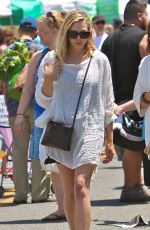 ELIZABETH OLSEN Leaves Farmer