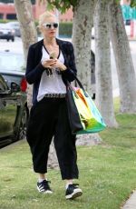 GWEN STEFANI Out and About in Sherman Oaks 05/04/2015