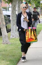 GWEN STEFANI Out and About in Sherman Oaks 05/04/2015