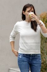 JENNIFER GARNER in Jeans Leaves Starbucks in Brentwood 05/05/2015