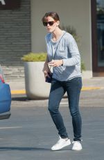 JENNIFER GARNER Shopping at Farmer