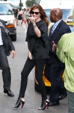 JULIA ROBERTS Arrives at Late Show with David Lerretman in Nem York