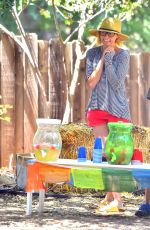 JULIE BOWEN Raises Money for Nepal with a Lemonade Stand