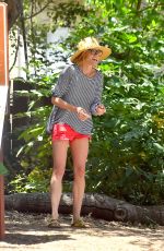 JULIE BOWEN Raises Money for Nepal with a Lemonade Stand