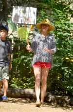 JULIE BOWEN Raises Money for Nepal with a Lemonade Stand