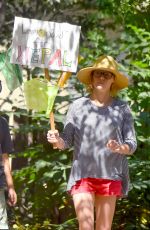 JULIE BOWEN Raises Money for Nepal with a Lemonade Stand