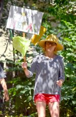 JULIE BOWEN Raises Money for Nepal with a Lemonade Stand