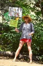 JULIE BOWEN Raises Money for Nepal with a Lemonade Stand