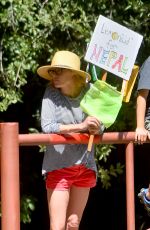 JULIE BOWEN Raises Money for Nepal with a Lemonade Stand