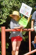 JULIE BOWEN Raises Money for Nepal with a Lemonade Stand