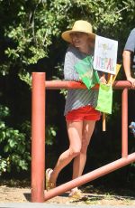 JULIE BOWEN Raises Money for Nepal with a Lemonade Stand