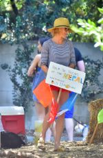 JULIE BOWEN Raises Money for Nepal with a Lemonade Stand