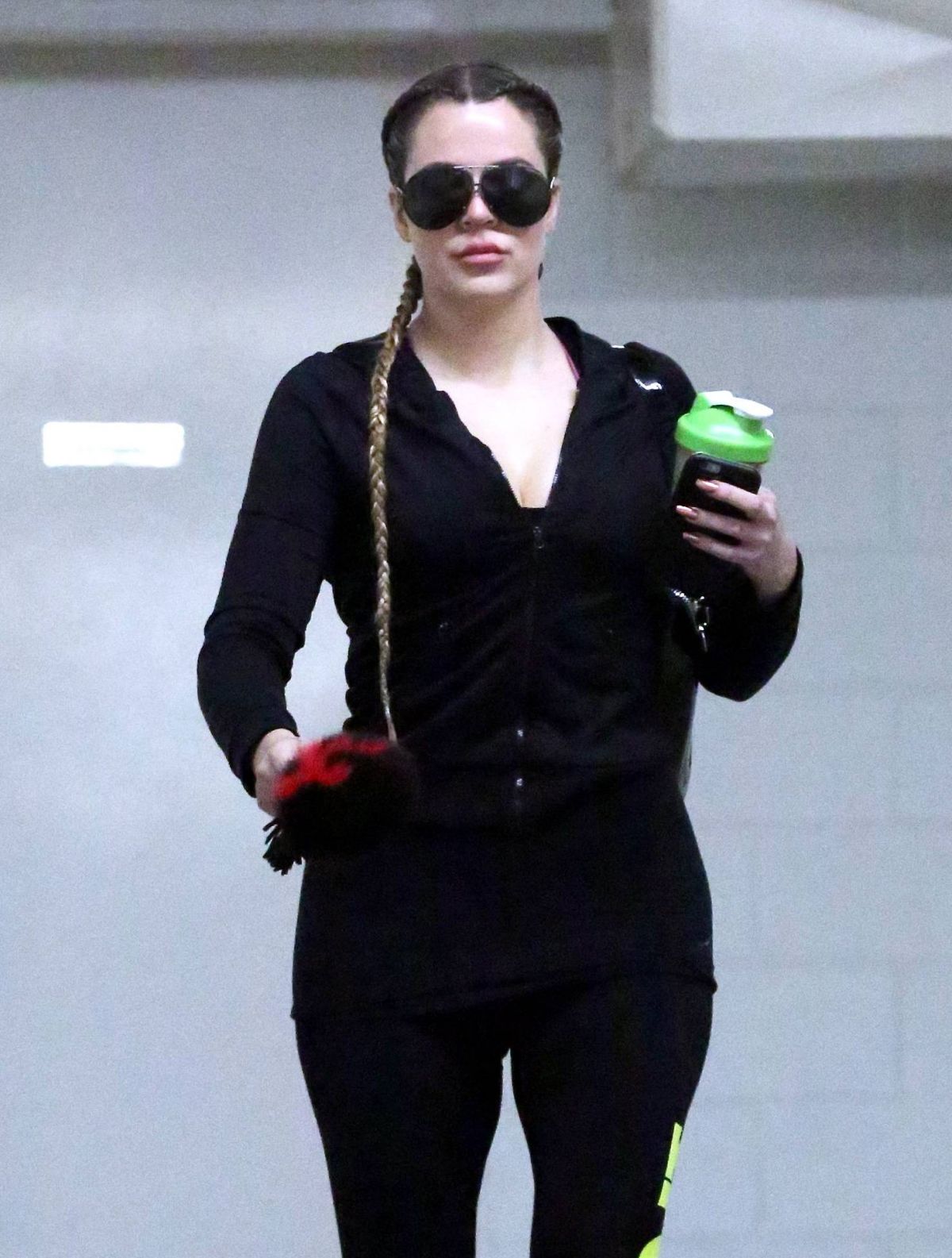 KHLOE KARDASHIAN Leaves a Gym in Beverly Hills 04/30/2015 KHLOE KARDASHIAN Leaves a Gym in Beverly Hills 04/30/2015