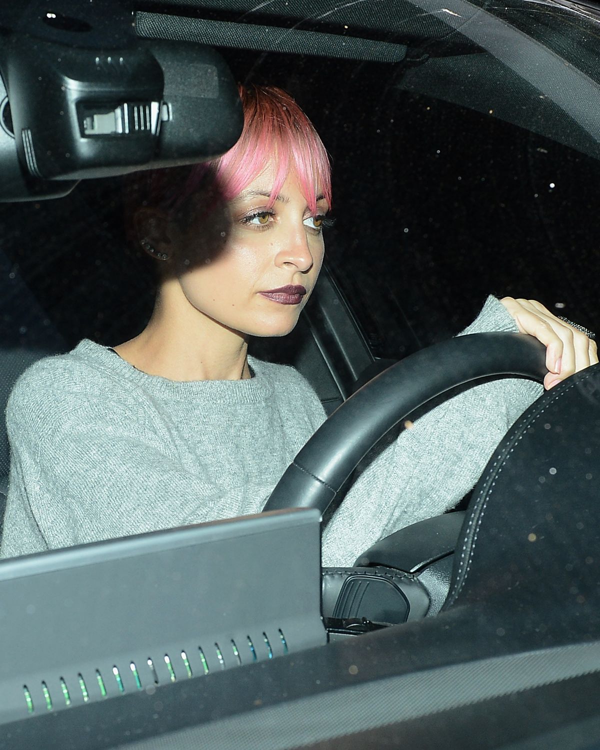 NICOLE RICHIE Driving Car Out in Los Angeles 05/27/2015 NICOLE RICHIE Driving Car Out in Los Angeles 05/27/2015