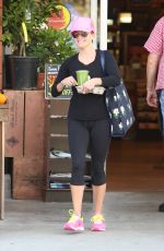REESE WITHERSPOON Leavs a Market in Santa Monica 05/14/2015