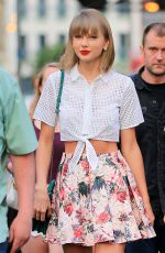 TAYLOR SWIFT, GIGI HADID and MARTHA HUNT Out in New York 05/29/2015