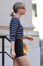 TAYLOR SWIFT un Shorts Leaves Her Apartment in New York 05/30/2015