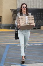 ALESSANDRA AMBROSIO Getting Pizza in Pacific Palisades 06/09/2015