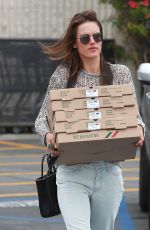 ALESSANDRA AMBROSIO Getting Pizza in Pacific Palisades 06/09/2015