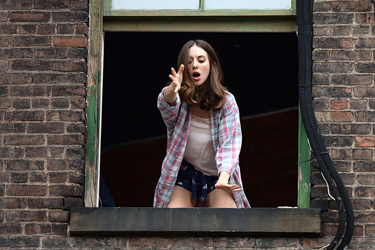 alison-brie-on-the-set-of-how-to-be-single-in-manhattan-06-16-2015_21.