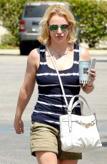 BRITNEY SPEARS Leaves Corner Bakery Cafe in Calabasas 05/31/2015