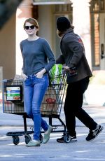 EMMA STONE Shopping Grocery at Ralphs in Malibu 06/05/2015
