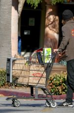 EMMA STONE Shopping Grocery at Ralphs in Malibu 06/05/2015