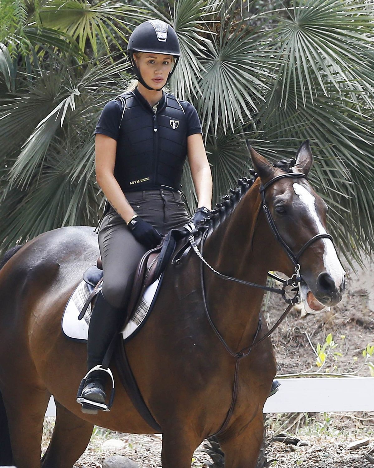IGGY AZALEA at Horeback Riding in Calabasas 06/04/2015 IGGY AZALEA at Horeback Riding in Calabasas 06/04/2015