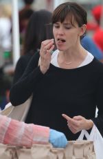 JENNIFER GARNER Shopping at Farmer