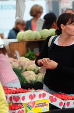 JENNIFER GARNER Shopping at Farmer