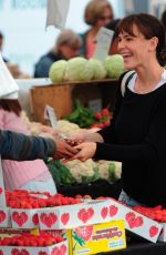 JENNIFER GARNER Shopping at Farmer