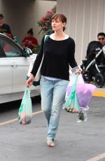 JENNIFER GARNER Shopping at Farmer