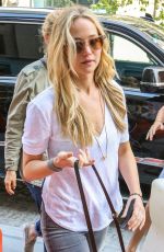 JENNIFER LAWRENCE Looking for Apartment in Manhattan 06/26/2015
