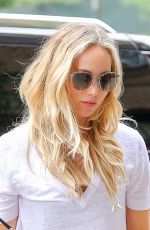 JENNIFER LAWRENCE Looking for Apartment in Manhattan 06/26/2015